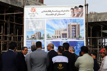 بازدید رئیس بنیاد مسکن کشور از مناطق آسیب دیده در کرمانشاه