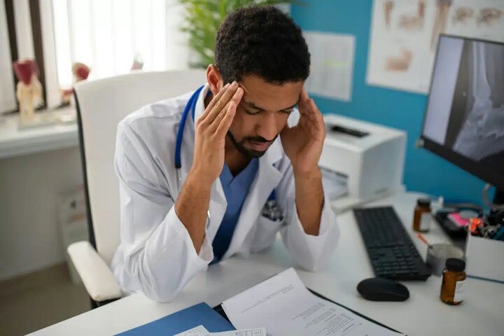 چرا پزشکان آمریکایی زود از طبابت کناره‌گیری می‌کنند؟