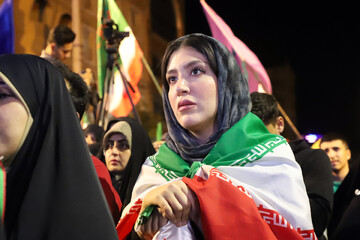 تجمع شبانه مردم در حمایت از مدافعان وطن - کرمانشاه