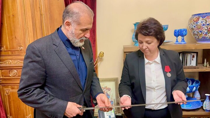 اهدای شمشیر به سفیر ایران برای پاسداشت مقاومت ملت ایران