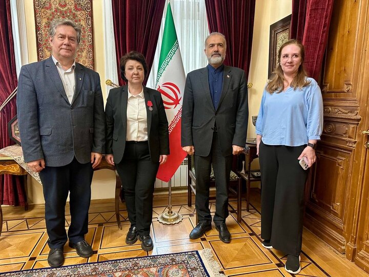اهدای شمشیر به سفیر ایران برای پاسداشت مقاومت ملت ایران
