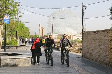 دوچرخه سواری در بلوار ارم 