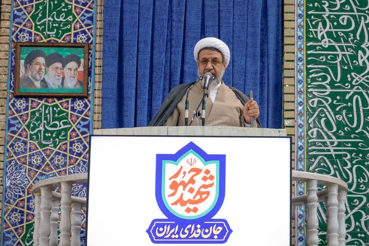 امام جمعه کرمان: ملت و دولت به کمک هم جلوی گرانی‌ها را بگیرند