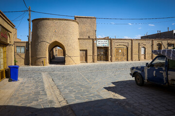 معماری روستای ریاب از آنجا که این روستا یکی از روستاهای تاریخی منطقه است، با تأثیرات فرهنگی و تاریخی منحصر به فرد خود، بافت سنتی و زیبای خود را حفظ کرده است.