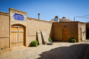 معماری روستای ریاب از آنجا که این روستا یکی از روستاهای تاریخی منطقه است، با تأثیرات فرهنگی و تاریخی منحصر به فرد خود، بافت سنتی و زیبای خود را حفظ کرده است.