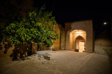 معماری روستای ریاب از آنجا که این روستا یکی از روستاهای تاریخی منطقه است، با تأثیرات فرهنگی و تاریخی منحصر به فرد خود، بافت سنتی و زیبای خود را حفظ کرده است.