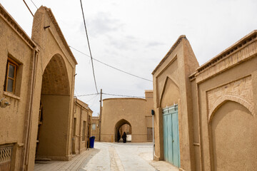 معماری روستای ریاب از آنجا که این روستا یکی از روستاهای تاریخی منطقه است، با تأثیرات فرهنگی و تاریخی منحصر به فرد خود، بافت سنتی و زیبای خود را حفظ کرده است.
