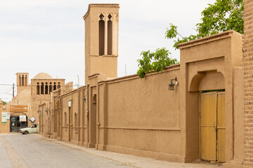 معماری روستای ریاب از آنجا که این روستا یکی از روستاهای تاریخی منطقه است، با تأثیرات فرهنگی و تاریخی منحصر به فرد خود، بافت سنتی و زیبای خود را حفظ کرده است.