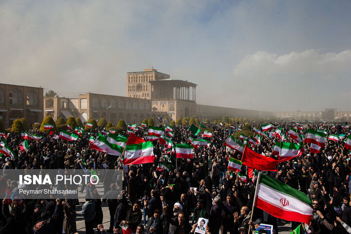 نمایی از عالیقاپو در میدان نقشجهان اصفهان در روز نهم جنگ تحمیلی سوم حمله مغول و آمریکا به ایران چه تفاوتی دارد؟