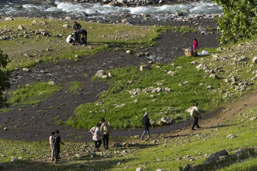 حضور طبیعت‌گردان در کنار رودخانه‌های جاری کبیرکوه