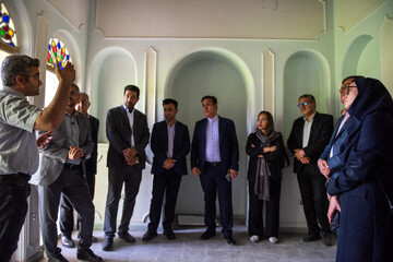 «حضور مهدی پارسایی، معاون گردشگری استانداری فارس، و جمعی از مدیران میراث فرهنگی استان » د روند مرمت باغ گیاه شناسی  ارم -شیراز