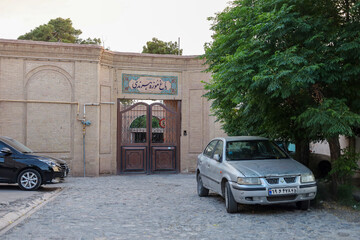 موزه هرندی 

در سال ۱۲۹۰ قمری توسط محمدرضا خان عدل السلطان که یکی از صاحب منصبان نظامی کرمان بود ، در خارج از حصار کرمان به عنوان یک باغ تفریحی احداث شد. این باغ در سال ۱۳۱۳ به ابوالقاسم هرندی فروخته شد که به دلیل توقف چند روزه رضاشاه در مسیر سفر تبعیدش مورد توجه قرار گرفت تا اینکه در سال۱۳۵۴ به وزارت فرهنگ و هنر اهدا شد و در همان سال در فهرست آثار ملی ایران ثبت شد.
در حال حاضر طبقه همکف ساختمان به عنوان موزه سازهای سنتی و طبقه اول به عنوان موزه باستان شناسی مورد بازدید علاقه مندان قرار میگیرد.