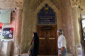 موزه بانو حیاتی

اکونوموزه بانو حیاتی که در گذراصلی بازار بزرگ کرمان قرار دارد، در سال ۱۳۵۸ به عنوان اثر ملی ثبت شد.
ساختمان موزه که به اواخر دوران قاجار برمیگردد در ابتدا به عنوان بانک شاهنشاهی ایران و انگلیس ساخته شد. این بانک اولین بانک کرمان بود. چندی بعد به مدرسه ای تغییر کاربری داد که به احترام بانوی شاعر و عارف کرمان،بی بی حیاتی نام گرفت.
مدرسه حیاتی تا سال ۱۳۵۶ دایر بود اما برای ۳۷ سال به ساختمانی متروکه تبدیل شد تا سرانجام در سال ۱۳۹۴ به عنوان اکونوموزه بانوحیاتی آغاز بکار کرد.