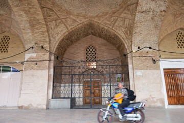 موزه سکه «ضرابخانه گنجعلیخان»

ضرابخانه گنجعلیخان یا موزه سکه که محل ضرب سکه های رایج دوران صفویه بوده است در قسمت شمالی میدان گنجعلیخان و درست روبه روی حمام قرار دارد.
بنای ضرابخانه که بین سالهای ۱۰۰۷تا ۱۰۳۵ هجری قمری ساخته شده است درگذشته محل ضرب سکه،مسکوکات طلاو نقره دولتی بوده و در حال حاضر یکی از معتبرترین موزه های سکه ایران است .
بیش از ۵۰۰ سکه،اسکناس هایی از دوره پهلوی و قاجار و همچنین سکه های رومی و‌یونانی در ضرابخانه گنجعلیخان نگهداری میشوند