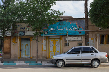 موزه ساعت

موزه ساعت کرمان در خیابان شهدا، حدفاصل چهارراه انقلاب و چهارراه عصای سفید واقع شده است.
در این موزه ساعت ها در چهار غرفه به نمایش گذاشته شده اند که شامل انواع ساعت های شنی، آبی،مچی،رومیزی و دیواری میشوند.
دوعدد از نفیس ترین ساعت های رومیزی جهان موسوم به «ساعت سال کوک» ساخت کشور آلمان در موزه ساعت کرمان موجود هستند.
از این ساعت چهار نمونه در ایران وجود دارد که دو ساعت دیگر در کاخ گلستان نگهداری میشوند؛