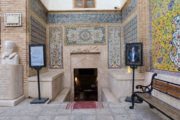 موزه سیم و زر

حمام ابراهیم خان ظهیرالدوله یکی از زیباترین بخش های مجموعه ابراهیم خان است که سردر آن در ضلع جنوبی بازار قیصریه قرار دارد.
مرحوم حسین ودیعتی، یکی از بازاریان خوشنام کرمان، در سال ۱۳۹۲ اقدام به مرمت این حمام تاریخی با هزینه شخصی و تبدیل آن به موزه سیم و زر نمود.
موزه سیم و زر مجموعه ای از آثار هنرمندان طلاساز و نقره ساز را در خود جای داده است.