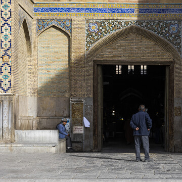 بازار قیصریه اصفهان قدمتی نزدیک به ۵۰۰ سال دارد. این بازار بین‌ سال‌های ۱۰۱۱ تا ۱۰۲۹ هجری قمری به‌ دستور شاه عباس اول صفوی و به دست توانمند استاد علی‌اکبر معمار اصفهانی ساخته شده است. این بازار در دوره صفویه مرکز فروش پارچه و فرش‌های گران‌بها بوده و شرکت‌های تجاری خارجی نیز در آن حجره‌هایی داشته‌اند. بازار قیصریه قسمت اصفهان جدید دوره صفویه را به اصفهان دوره‌ی سلجوقی و میدان کهنه متصل می‌کرد است.