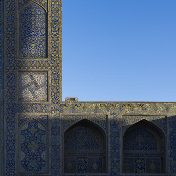 مسجد تاریخی امام‌(ره) اصفهان یکی‌ از مهم‌ترین‌ بناهای عصر صفویه است که‌ پیش‌تر به‌ نام‌های مسجدشاه‌، مسجد سلطانی‌ جدید و جامع‌ عباسی‌ شهرت‌ داشته است. این بنا از شاهکارهای معماری کاشی‌کاری و نجاری در قرن یازدهم هجری قمری محسوب می‌شود.