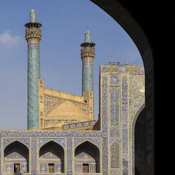 ساختمان‌ مسجد در ۱۵ صفر ۱۰۲۰ هجری قمری /۱۹ آوریل‌ ۱۶۱۱میلادی با تهیه «اسباب‌ و آلات‌ و مصالح‌ بناء» آغاز شد. به‌ استناد کتیبه کاشى‌ معرق‌ سر در که‌ به‌ خط ثلث‌ علیرضا عباسى‌ است‌، نخستین‌ بخش‌ بنا، یعنى‌ ورودی‌ اصلى‌، در تاریخ‌ ۱۰۲۵هجری قمری/۱۶۱۶میلادی احداث‌ شد. اما بنابر کتیبه ایوان‌ غربى‌ که‌ به‌ خط محمدرضا امامى‌ است‌، تکمیل‌ بنای‌ داخلى‌ مسجد تا ۱۰۴۰هجری قمری/۱۶۳۰میلادی، ادامه‌ یافت‌ و با نصب‌ ازاره‌های‌ مرمرین‌ آن‌ در حدود سال‌ ۱۰۴۷هجری قمری/۱۶۳۷میلادی، در زمان‌ شاه‌ صفى‌ خاتمه‌ پذیرفت‌.

