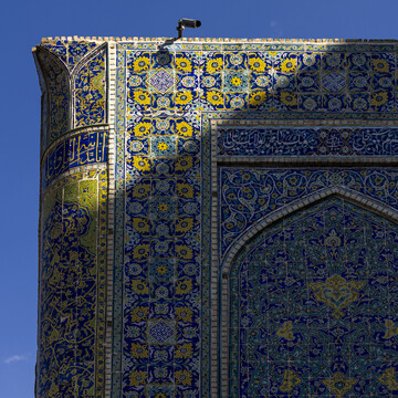 کاشی‌های هفت رنگ مربعی بوده و ابعاد آن معمولا ۱۵*۱۵ و ۲۰*۲۰ سانتی‌متر است. اما کاشی‌هایی که در مناره‌ها و گنبدها استفاده می‌شود در سایزهای ۱۵*۷.۵ یا ۲۰*۱۰ بود. برای نقاشی کاشی هفت رنگ، این قطعات را در کنار هم قرار می‌دادند و طرح اولیه را که بر روی کاغذ سمبه شده کشیده شده را روی آن کپی کرده و طرح کپی شده را با اکسید منگنز قلم‌گیری و با رنگ، رنگ‌آمیزی می‌نمودند. سپس کاشی در کوره پخته و آماده نصب می‌شد.