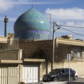 پوشیده شدن تمام سطح‌های درونی و بیرونی مسجد تاریخی امام(ره) با کاشی به ویژه با کاشی هفت‌رنگ یا خشتی را می‌توان پدیده‌ای به شمار آورد که تجربه‌هایی کمابیش مشابه با آن در دوره تیموری صورت گرفته بود و در دوره صفویه به ویژگی بسیاری از بناهای مذهبی تبدیل شد. 