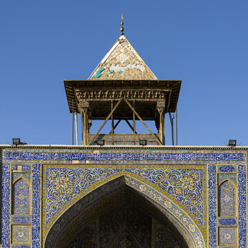 مسجد تاریخی سید اصفهان، بزرگ‌ترین مسجد قاجاری این شهر، به دستور آیت‌الله سیدمحمدباقر شفتی‌رشتی در محله بیدآباد ساخته شد. روایت‌ها آغاز ساخت آن را میان سال‌های ۱۱۸۰ تا ۱۲۴۵ هجری قمری دانسته‌اند؛ زمینی که پیش‌تر به همت اعتمادالدوله وزیر شاه سلطان حسین برای مسجد خریداری شده بود، اما در هجوم افغان‌ها بی‌سرانجام ماند. شفتی با قطع درختان بید و فروش آن‌ها هزینه اولیه ساخت را فراهم کرد و بنایی عظیم در زمینی به وسعت ۸۰۷۵ مترمربع پدید آورد. 