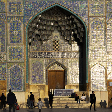 کتیبه سردر مسجد شیخ لطف‌الله و دو کتیبه بزرگ کمربندی داخل گنبد، که در قسمت پایین گنبد به خطّ ثلث سفید بر زمینه کاشی لاجوردی معرّق جلب توجه می‌کند، به خط زیبای علیرضا عباسی است که از مشهورترین ثلث‌نویسان زمان حکومت شاه عباس اول صفوی به حساب می‌آمد. 