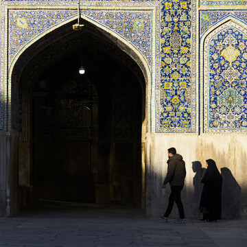  مسجد امام در ضلع‌ جنوبی‌ میدان‌ نقش‌ جهان‌ واقع‌ شده‌ و چنانکه‌ از منابع تاریخی به دست می‌آید، بنای آن‌ در سومین‌ مرحله‌ از اجرای طرح‌ میدان‌ نقش‌جهان‌ در ۱۵ صفر ۱۰۲۰هجری قمری «۱۹ آوریل ۱۶۱۱میلادی» به‌ فرمان‌ شاه‌ عباس‌ صفوی آغاز شد و در دوره شاه‌صفی‌ «در سال ۱۰۳۸-۱۰۵۲هجری قمریق/ ۱۶۲۹-۱۶۴۲میلادی» به‌ پایان‌ رسید.