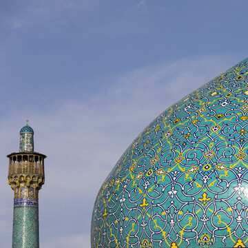 گنبد اصلی مسجد تاریخی امام(ره)اصفهان، دهانه‌ای 20 متری دارد و پوسته‌ی بیرونی آن 52 متر بلندی دارد، پیازی شکل و از بیرون و داخل کاشی‌ کاری شده ‍‌است. گنبد دو پوش(دو پوسته) است، به این معنی که با در نظر گرفتن یک فضای خالی حدودا 16 متری از داخل، گنبد دیگری ساخته شده که بلندی آن 38 متر است. معمار این گنبد استاد فریدون نایینی نام دارد.