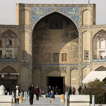 بنای تاریخی سردر قیصریه در شمال میدان تاریخی امام(ره) قرار دارد. دلیل انتخاب این اسم این بود که سردر این بازار را مثل یکی از بناهای قیصریه یا قیساریا در آسیای صغیر (ترکیه امروزی) ساخته‌اند. این سردر با آجر چینی و نقاشی‌هایی تزئین شده است. سردر قیصریه مهم‌ترین و با عظمت‌ترین دروازه ورودی شهر صفوی اصفهان بوده که از طریق بازار بزرگ قیصریه، قسمت اصفهان جدید رو به شهر سلجوقی وصل می‌کرده است. بطور کلی مجموعه قیصریه شامل سردر، عمارت نقاره‌خانه، ضرابخانه و کاروانسرای شاهی است.