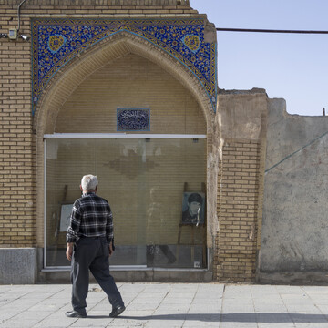 امامزاده درب امام که در گویش محلی اصفهان «امامزاده درمون» گفته می‌شود،  در محله قدیمی سنبلستان، مجاور محله قدیمی دردشت واقع شده است؛ بنای تاریخی درب امام شامل دو گنبد بزرگ و کوچک و یک سردر بزرگ کاشی کاری شده از دوره جهانشاه قراقویونلو است.