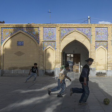 امامزاده درب امام که در گویش محلی اصفهان «امامزاده درمون» گفته می‌شود،  در محله قدیمی سنبلستان، مجاور محله قدیمی دردشت واقع شده است؛ بنای تاریخی درب امام شامل دو گنبد بزرگ و کوچک و یک سردر بزرگ کاشی کاری شده از دوره جهانشاه قراقویونلو است.