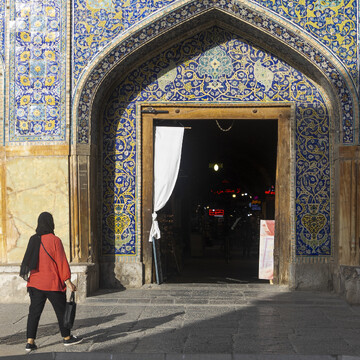 کاشى‌ هفت‌ رنگ‌ از ابداعات‌ دوران عباسى‌ است که‌ پس‌ از یک‌ دوره طولانى‌ معرق ‌کاری‌ در معماری‌ ایرانى‌ در بناهای‌ کلاسیک‌ اصفهان‌ به‌ کار مى‌رود. صفحات‌ منقوش‌ و به‌ هم‌ پیوسته کاشی‌های‌ نما و ترک‌های‌ نگاره‌دار گنبدها، با رنگ‌های‌ بدیع‌ و گل‌ و بوته‌های‌ استیلیزه‌ شده‌ و نقش‌های‌ اسلیمى‌ و هندسى‌ آذین‌ مى‌شوند. کاشی‌های‌ هفت‌ رنگ‌ از لحاظ دوام‌ نسبت‌ به‌ کاشى‌ معرق‌ عمر کوتاه‌تری‌ را دارند اما ترکیب‌ نقوش‌ و رنگ‌ آن‌ها از جلوه‌‌های‌ زیباشناختى‌ و نیز از مختصات‌ شیوه معماری‌ هنری‌ اصفهانى‌ است. 