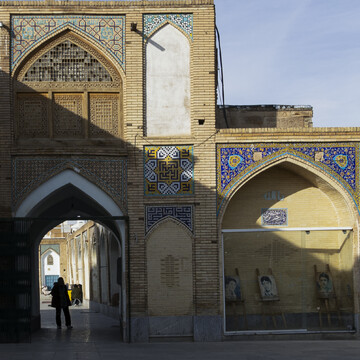 امامزاده درب امام که در گویش محلی اصفهان «امامزاده درمون» گفته می‌شود،  در محله قدیمی سنبلستان، مجاور محله قدیمی دردشت واقع شده است؛ بنای تاریخی درب امام شامل دو گنبد بزرگ و کوچک و یک سردر بزرگ کاشی کاری شده از دوره جهانشاه قراقویونلو است.