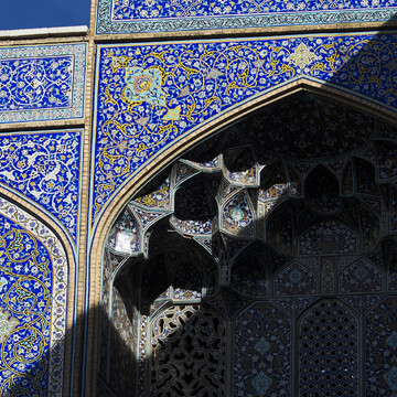 کاشی‌های هفت رنگ مربعی بوده و ابعاد آن معمولا ۱۵*۱۵ و ۲۰*۲۰ سانتی‌متر است. اما کاشی‌هایی که در مناره‌ها و گنبدها استفاده می‌شود در سایزهای ۱۵*۷.۵ یا ۲۰*۱۰ بود. برای نقاشی کاشی هفت رنگ، این قطعات را در کنار هم قرار می‌دادند و طرح اولیه را که بر روی کاغذ سمبه شده کشیده شده را روی آن کپی کرده و طرح کپی شده را با اکسید منگنز قلم‌گیری و با رنگ، رنگ‌آمیزی می‌نمودند. سپس کاشی در کوره پخته و آماده نصب می‌شد.