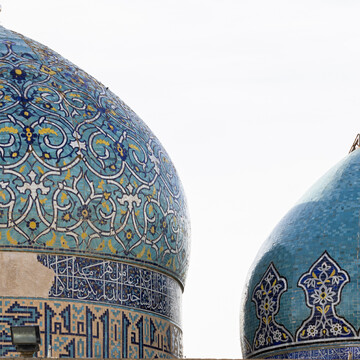 امامزاده درب امام که در گویش محلی اصفهان «امامزاده درمون» گفته می‌شود،  در محله قدیمی سنبلستان، مجاور محله قدیمی دردشت واقع شده است؛ بنای تاریخی درب امام شامل دو گنبد بزرگ و کوچک و یک سردر بزرگ کاشی کاری شده از دوره جهانشاه قراقویونلو است.