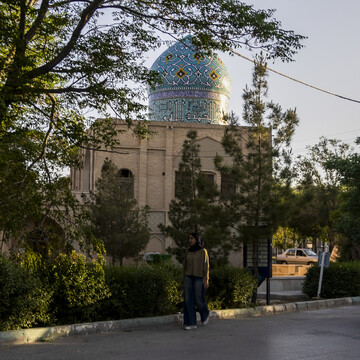 تکیه خاتون‌آبادی  یکی از تکایای اواخر دوران صفوی که در قبرستان تاریخی تخت فولاد واقع شده است. این تیکه منسوب به علامه میرمحمداسماعیل خاتون‌آبادی است که در دوران حیات او به‌عنوان مدرسه علمیه از آن استفاده می‌شده است و با مرگ او و دفنش داخل مدرسه این محل به تکیه تبدیل می‌شود.