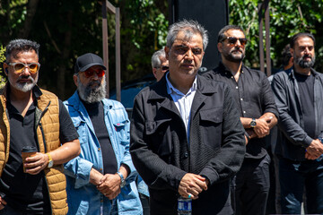 اتابک نادری، بازیگر در مراسم تشییع پیکر بهناز نازی