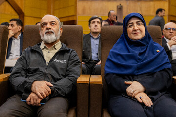فاطمه مهاجرانی، سخنگوی دولت و محمدعلی نادعلی‌زاده، مدیرعامل خبرگزاری دانشجویان ایران (ایسنا) در گردهمایی روابط عمومی‌های دستگاه‌های کشور