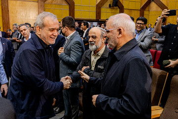 مسعود پزشکیان، رئیس جمهور و محمدعلی نادعلی‌زاده، مدیرعامل خبرگزاری دانشجویان ایران (ایسنا) در گردهمایی روابط عمومی‌های دستگاه‌های کشور