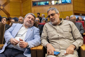 حسین جابری انصاری مدیرعامل ایرنا و الیاس حضرتی، رئیس شورای اطلاع‌رسانی دولت در گردهمایی روابط عمومی‌های دستگاه‌های کشور