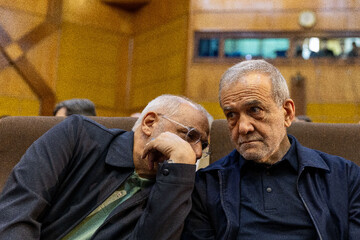 مسعود پزشکیان، رئیس جمهور و محسن حاجی میرزایی، رئیس دفتر رئیس جمهور در گردهمایی روابط عمومی‌های دستگاه‌های کشور
