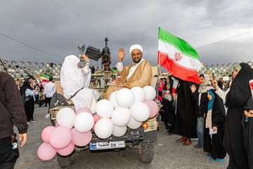 جشن پیوند آسمانی زوج‌های جانفدای ایران در میدان امام حسین