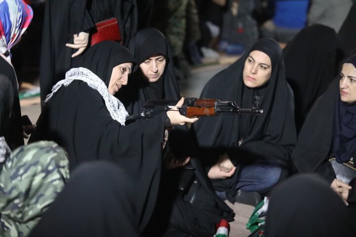 آموزش کار با اسلحه به داوطلبان پویش جان فدا در کرج