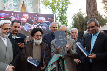 از راست:غلامحسین مظفری، استاندار خراسان رضوی، محمود شالویی، رییس انجمن آثار و مفاخر فرهنگی کشور،حجت‌الاسلام سیدقاسم یعقوبی، امام جمعه شهرستان نیشابور و حجت‌الاسلام علی‌عسگری، معاون فرهنگی، اجتماعی و زیارت استانداری خراسان رضوی در آیین بزرگداشت حکیم عمر خیام نیشابوری