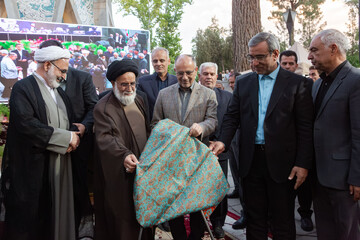 از راست:غلامحسین مظفری، استاندار خراسان رضوی، محمود شالویی، رییس انجمن آثار و مفاخر فرهنگی کشور،حجت‌الاسلام سیدقاسم یعقوبی، امام جمعه شهرستان نیشابور و حجت‌الاسلام علی‌عسگری، معاون فرهنگی، اجتماعی و زیارت استانداری خراسان رضوی در آیین بزرگداشت حکیم عمر خیام نیشابوری