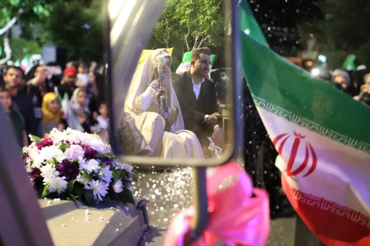 کاروان شادی و اقتدار عروس و دامادهای سمنانی در خیابان + فیلم
