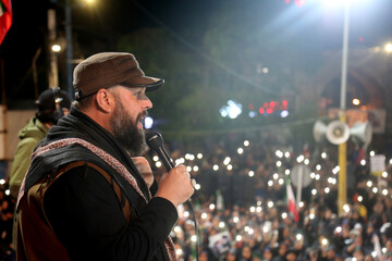 مداحی محسن محمدی پناه مداح کشوری در تجمع شبانه مردم در حمایت از مدافعان وطن در اردبیل