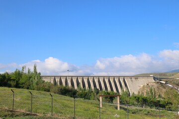 نمای جلویی سد اکباتان همدان 