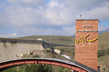 سد اکباتان را سال 1338 آغاز به ساخت کردند و 1342 گشایش شد .